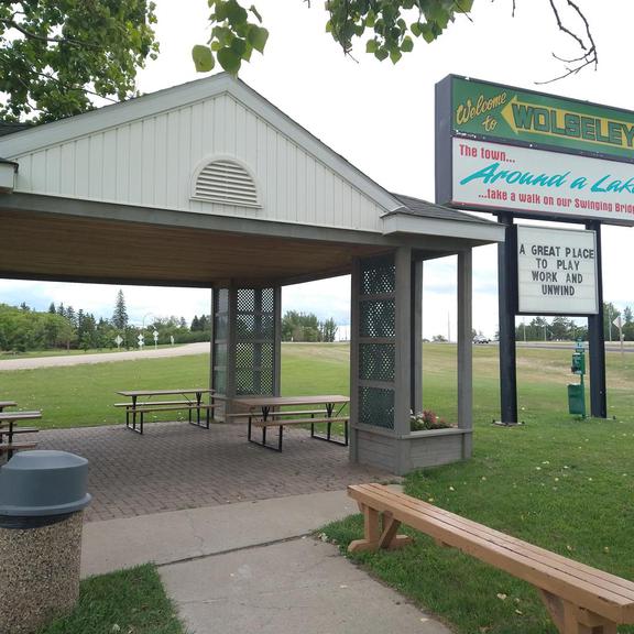 Picnic tables and shelter at Wolseley Rest Area