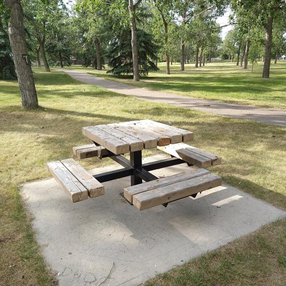 Picnic table at Lynnwood Ridge Park